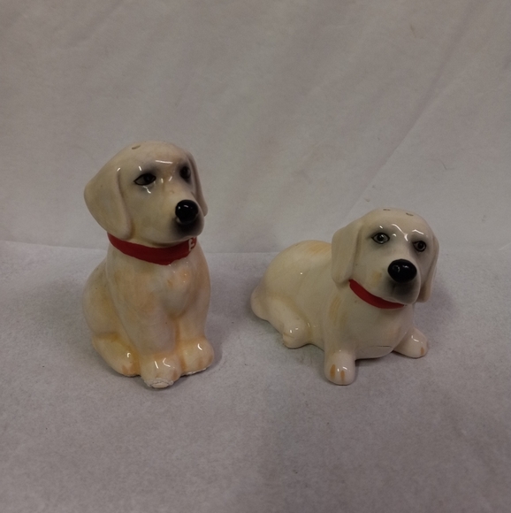 SALT & Pepper Shakers Puppy Animal Figurines Porcelain Ceramic Beige Red Collars - Picture 1 of 8